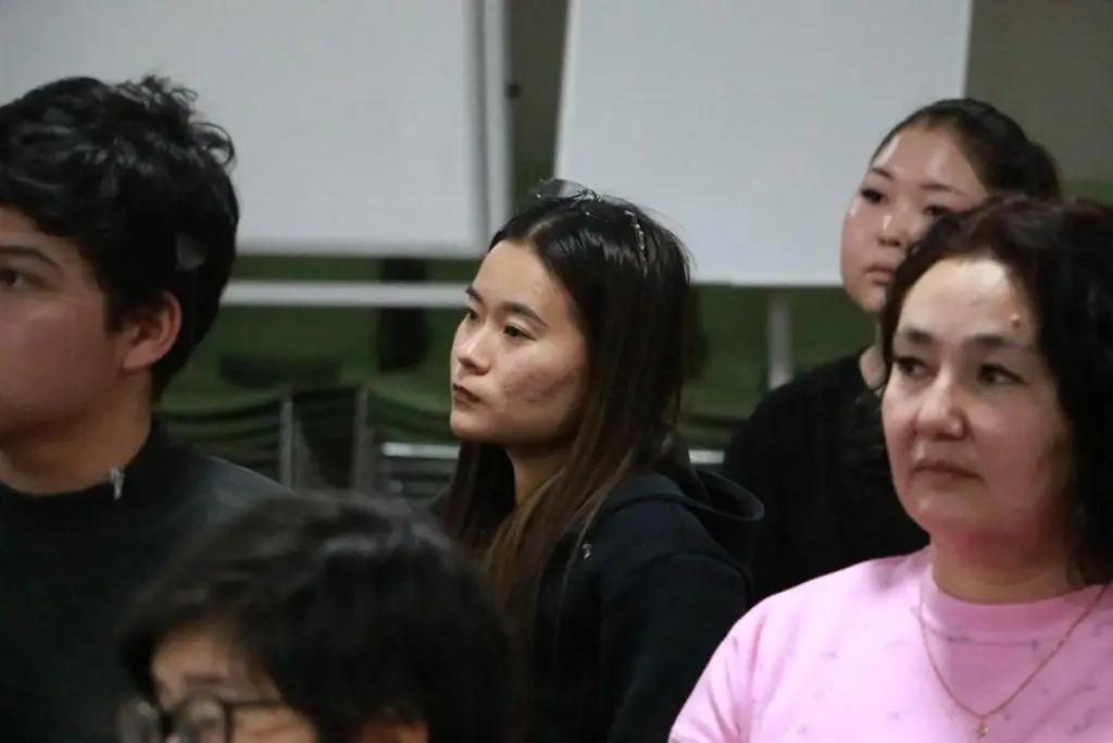 Студенты вузов с инвалидностью получили именные стипендии в 20 тысяч сомов