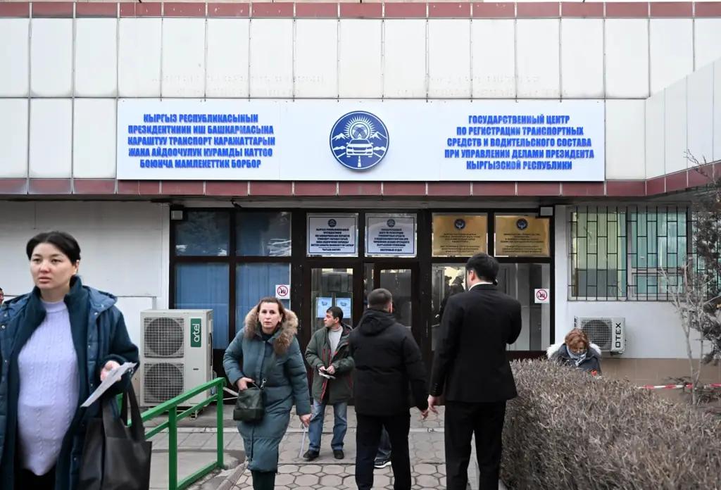 Всего 18-20% будущих водителей сдают экзамен — Садыр Жапаров