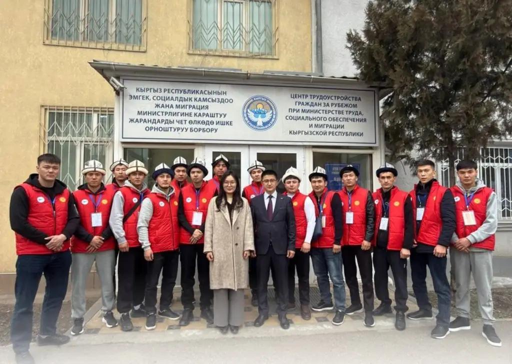 16 кыргызстандык Кореяга иштөөгө жөнөп кетти