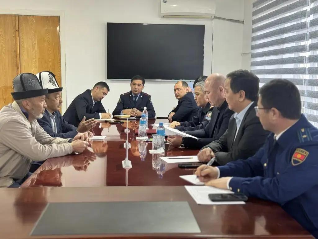 Кызыл-Кыя шаарынын тургундары жер маселесин көтөрүштү