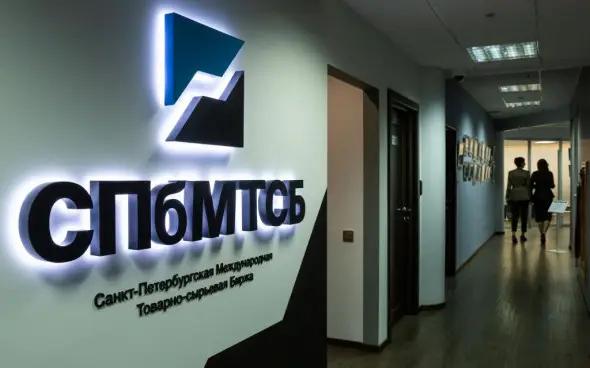 С 50 до 82 тысяч и обратно. Как вел себя бензин в 2025 году на Санкт-Петербургской товарной бирже