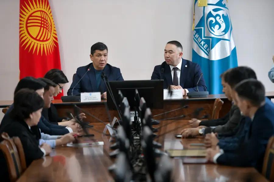 Дому престарелых «Умут уйу» вручили страховой сертификат на более чем 2 млн сомов