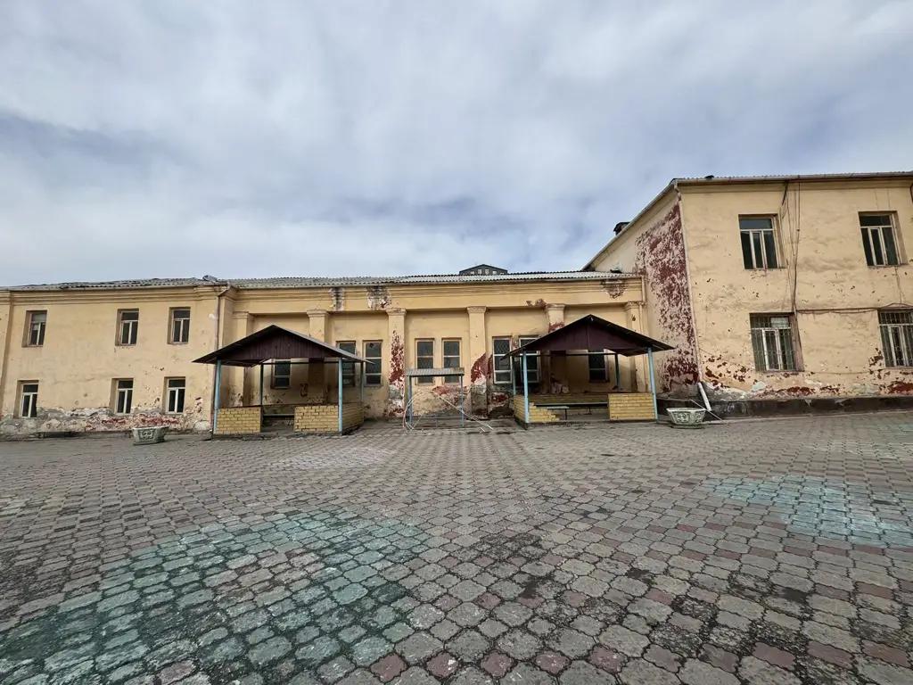 В Оше демонтируют здание 100-летней школы