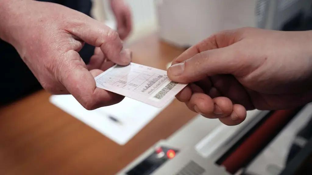 Мыйзам долбоору: Чет өлкөлүк айдоочулук күбөлүгү барлар аны каттоодон өткөрүүгө милдеттүү болот