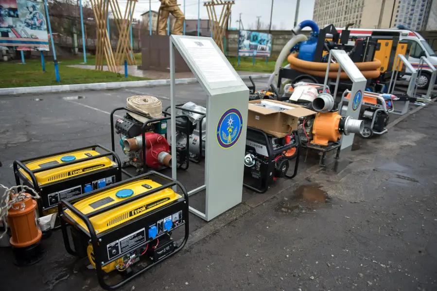 Өзгөчө кырдаалдар министрлигинин Бишкектеги башкармалыгына жаңы техникалар тапшырылды