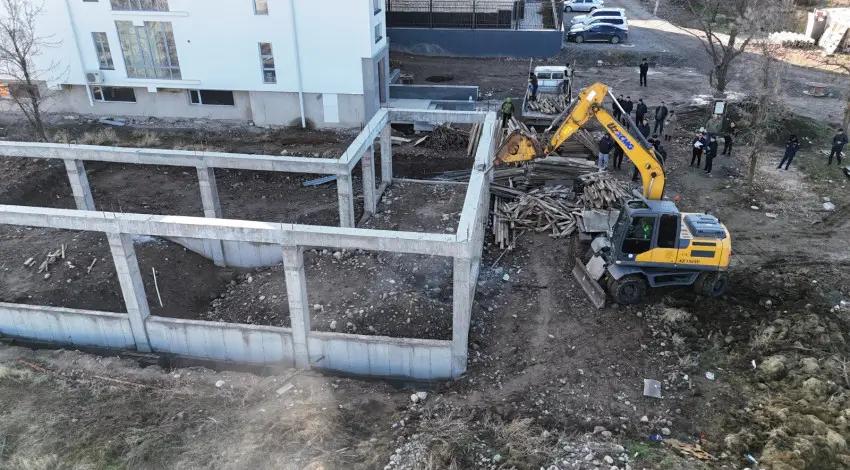 Ататүрк сейил багындагы мыйзамсыз курулуш объектиси буздурулду