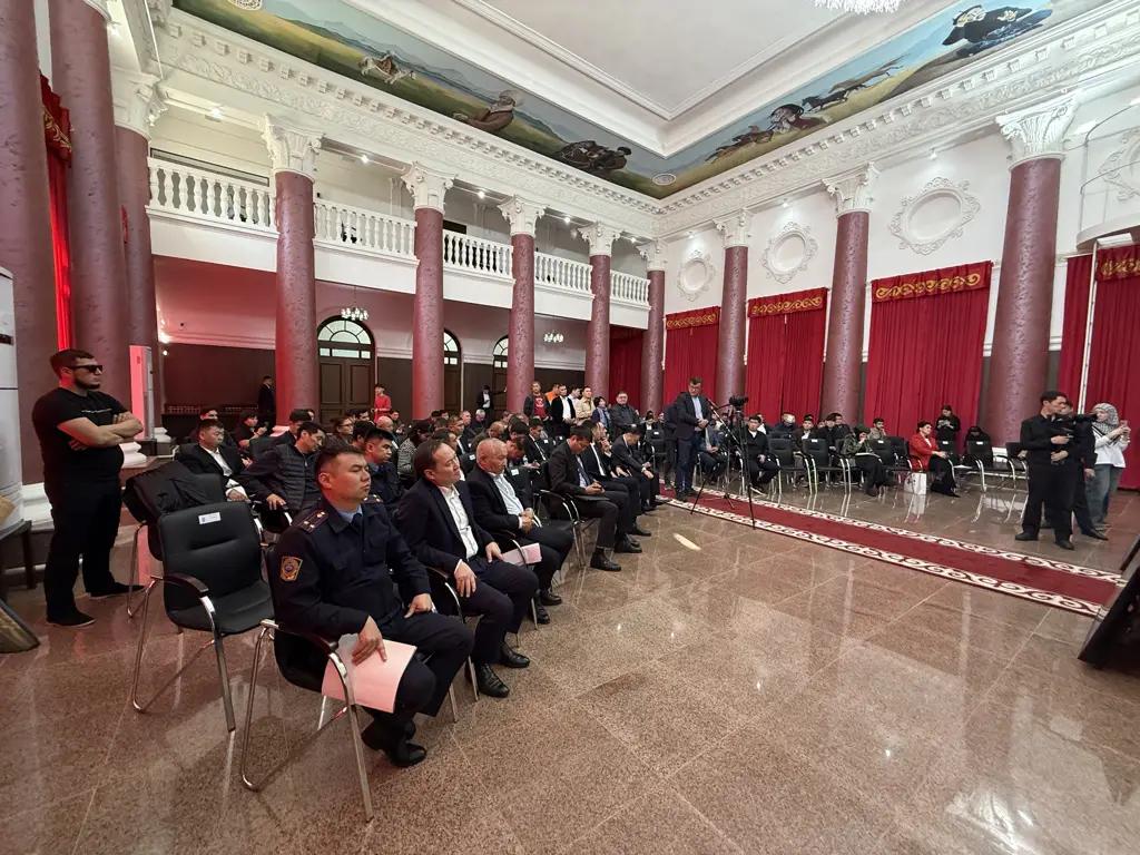 Жол тыгынын азайтуу үчүн балдарды жакын мектептерге берүү сунушталууда