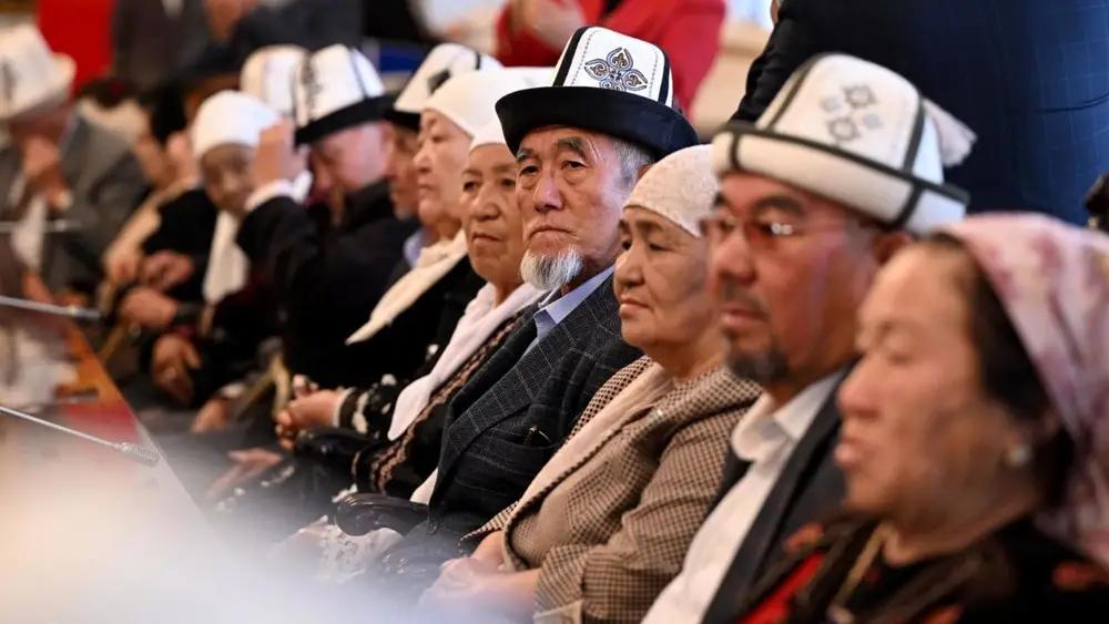 “Пирожки да келбейт”. 85теги аксакал пенсияга кошулуп берилген 100 сомду көбөйтүү маселесин көтөрдү