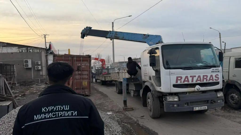 Бишкек-Кара-Балта жолундагы 12 мыйзамсыз делген соода жайы демонтаждалды