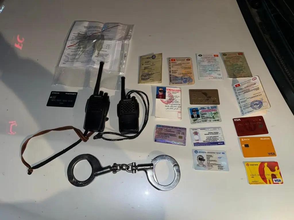 A fraudster posing as an Interior Ministry official extorted $2,000 and was detained by the State Committee for National Security