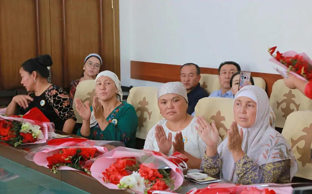 Депутат жаш “баатыр энелерге” ай сайын жөлөкпул төлөөнү сунуштады