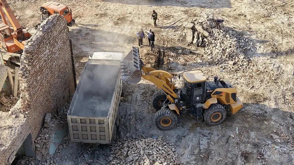 В Оше демонтируют старые школы, на их месте построят новые