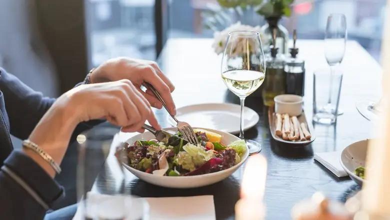 При расчете в заведениях общепита посетителям обязаны выдавать ККМ-чек