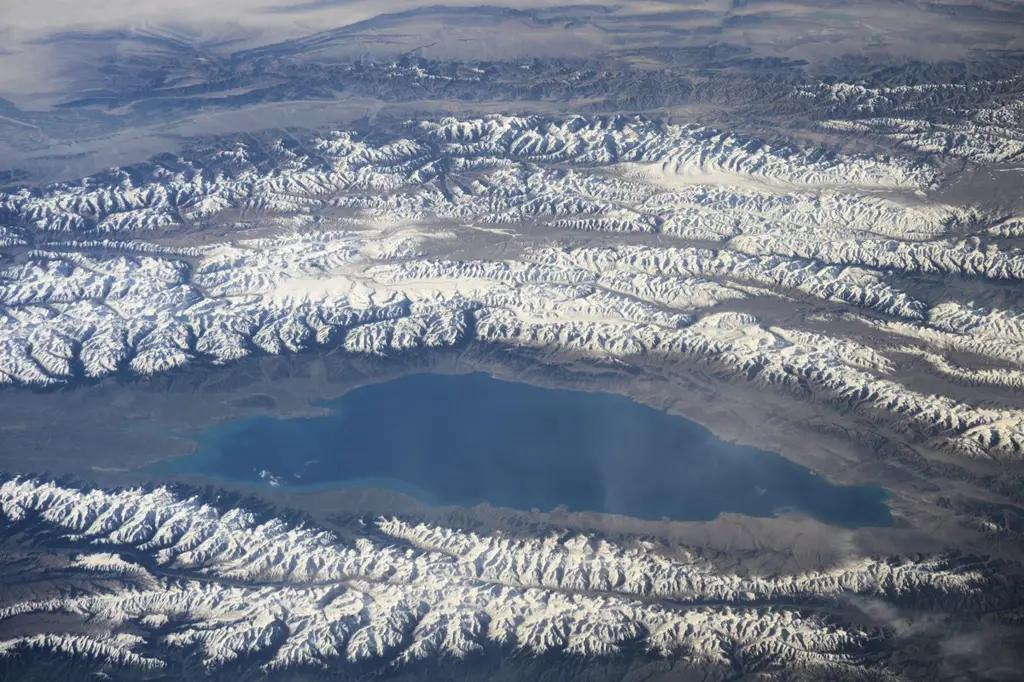 «Если ранее в озеро Иссык-Куль впадало около 80 рек, то сегодня только 30», — депутат
