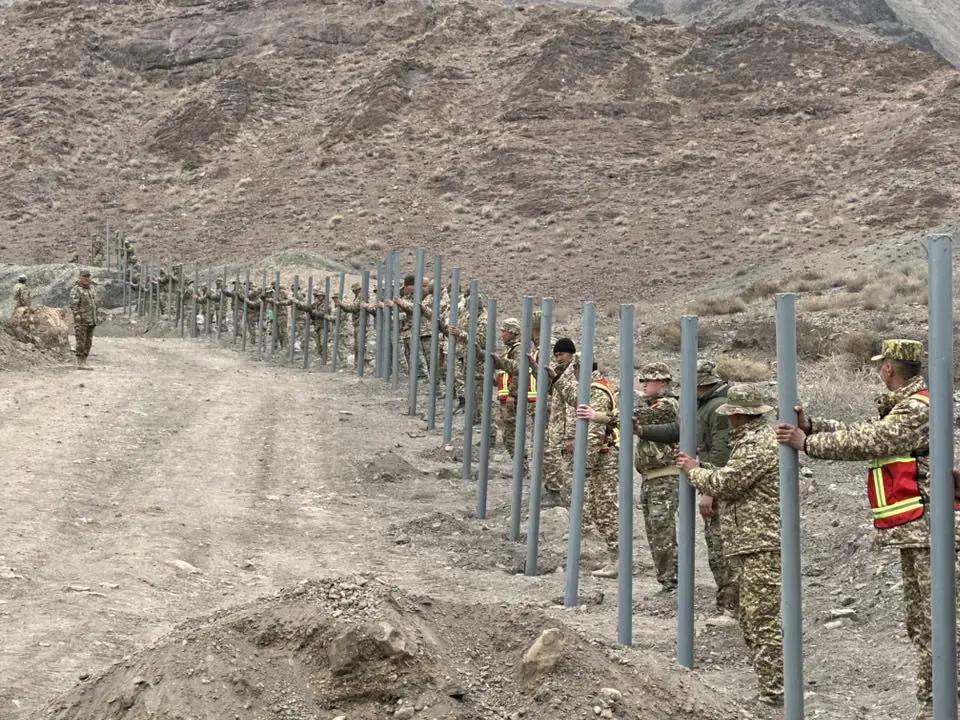 Баткенде кыргыз-тажик чек ара тилкесинде инженердик иштер кайра жанданды