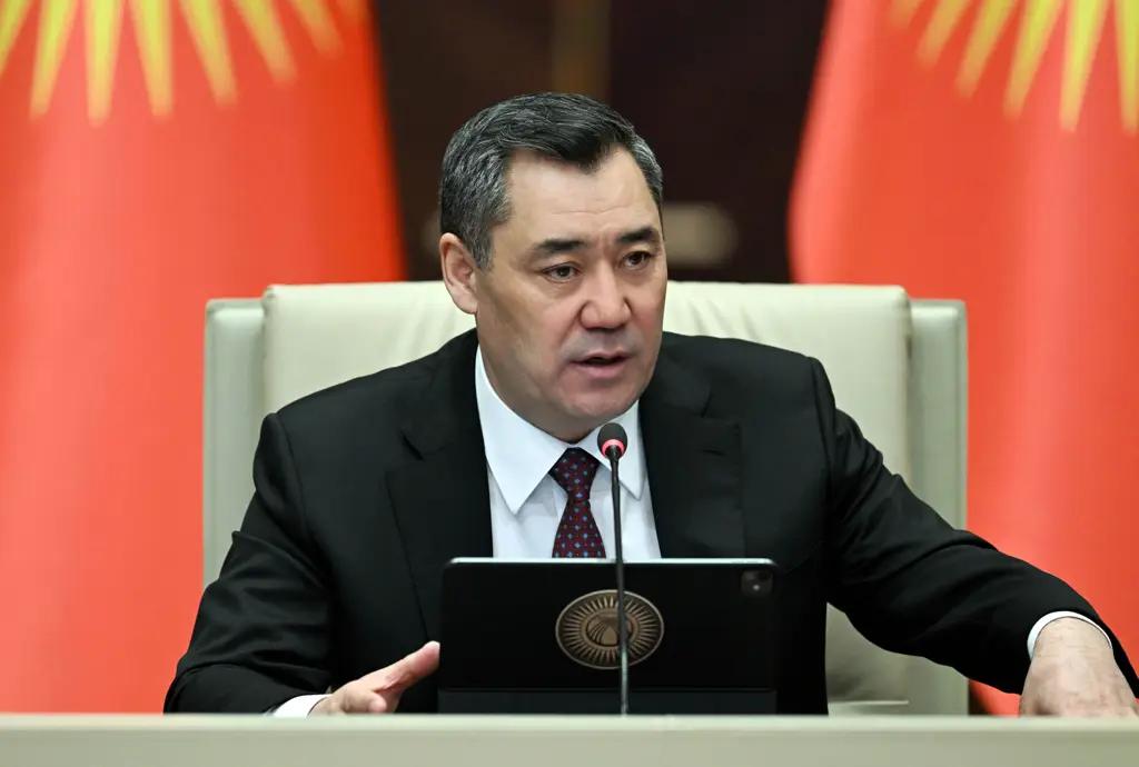 Сначала женщины и дети: президент КР рассказал о ходе эвакуации со стран Ближнего Востока