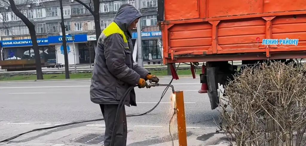 Бишкекте мыйзамсыз орнотулган тосмолор жана шлагбаумдар демонтаждалды