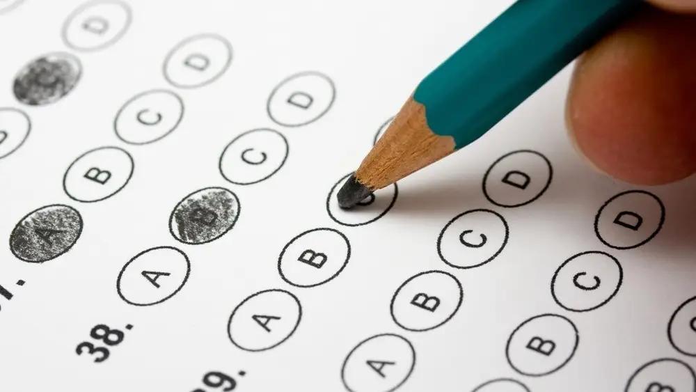 Депутат 9-класстын окуучуларына ЖРТ тапшыруунун кереги жок экенин айтты