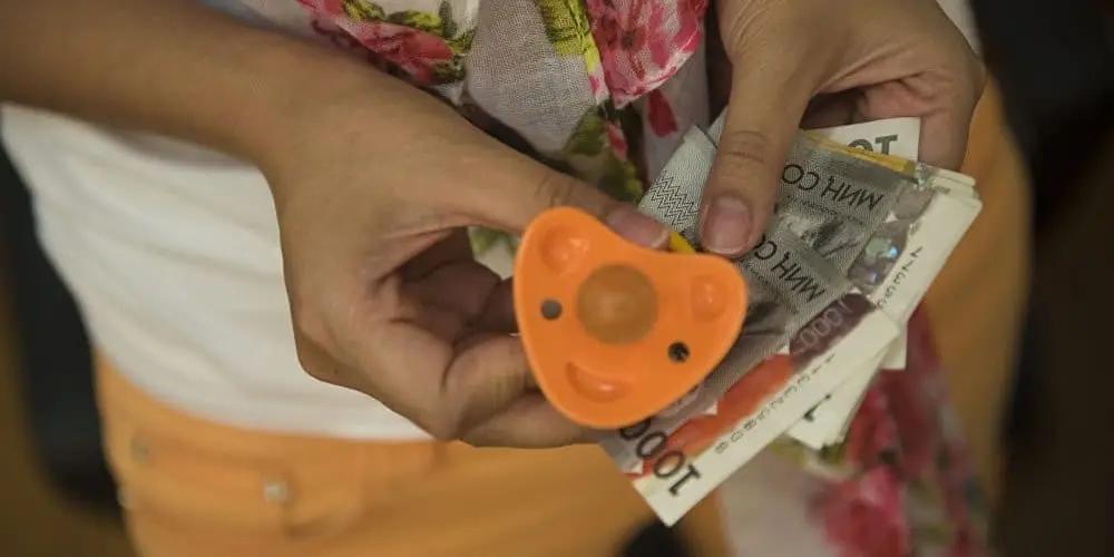 Президент үч жашка чейинки балдар үчүн жөлөкпул берүү жарлыгына кол койду