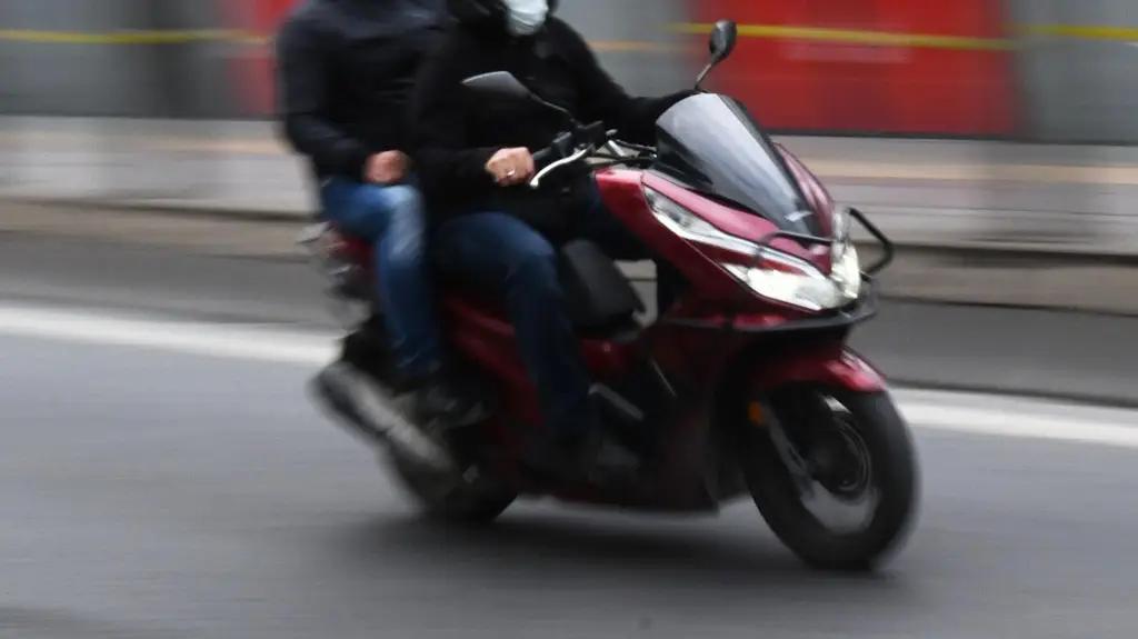 В Кыргызстане для управления мопедами могут ввести водительские права
