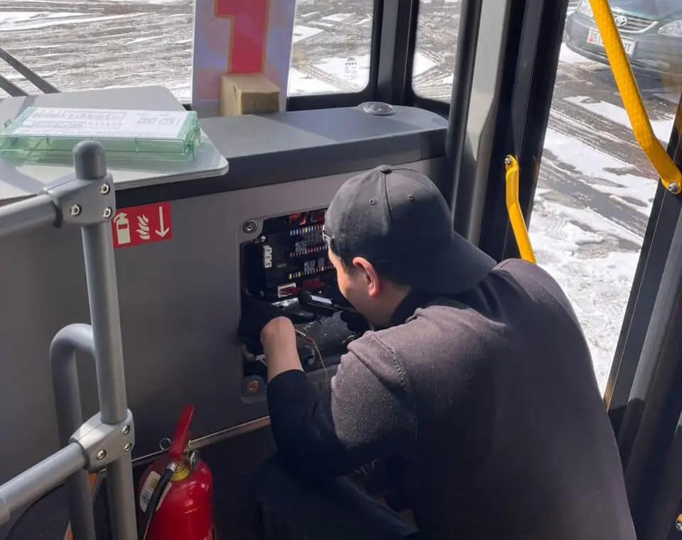 На автобусы в Нарыне установили GPS-трекеры и начали тестирование