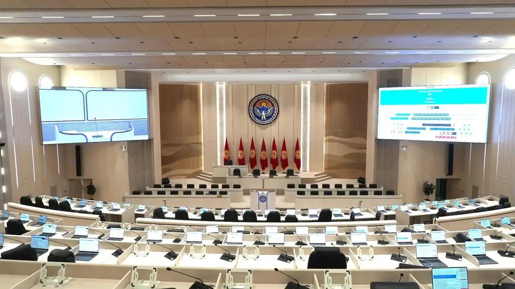 Президент: Депутаттардын кадыр-баркынын түшүп кетиши менден же министрден көз каранды эмес