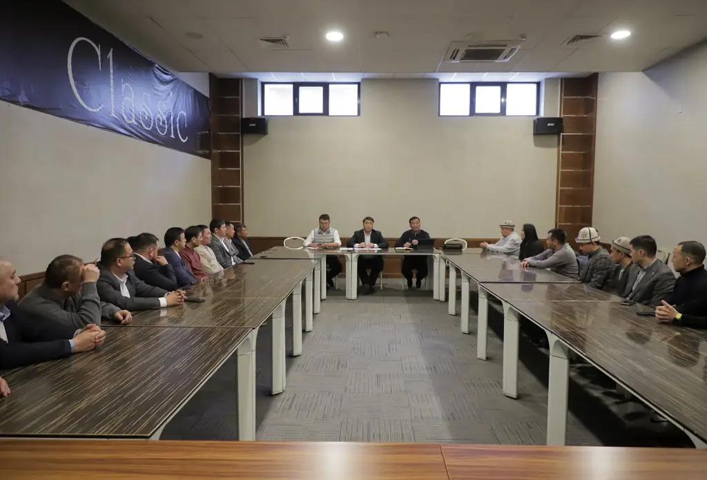 Ош шаарынын мэри ишкерлер менен жолукту