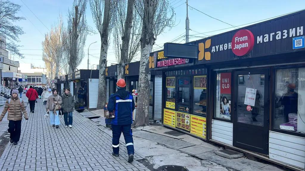 Бишкектеги Ауэзов көчөсүндөгү күркөлөрдүн ээлерине демонтаж тууралуу эскертүү берилди