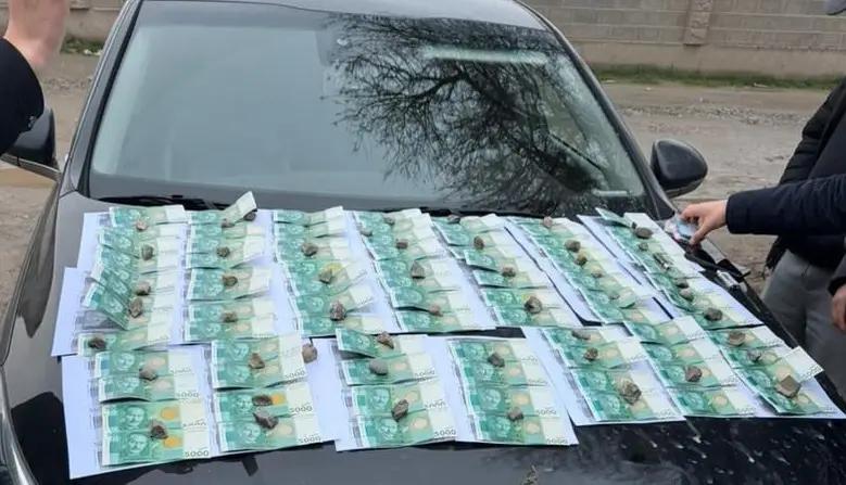 Жактоочу 25 миң доллар талап кылганга шектелип кармалды