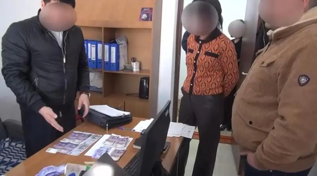 Нарында мектеп жетекчилеринен акча талап кылган кызматкерлер кармалды