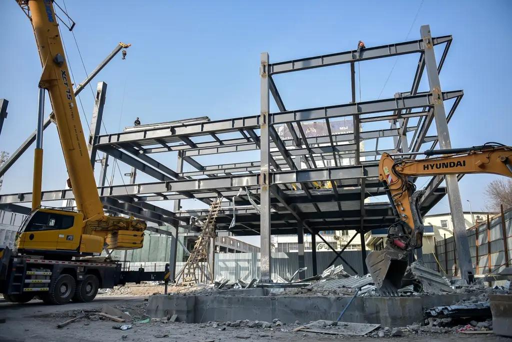 На проспекте Чуй демонтируют возведенные конструкции