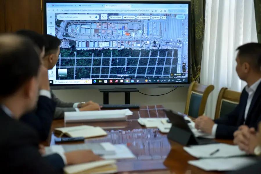 Парковки «Дордоя» вернут городу и введут QR-оплату. О чем еще договорились мэр и Салымбеков