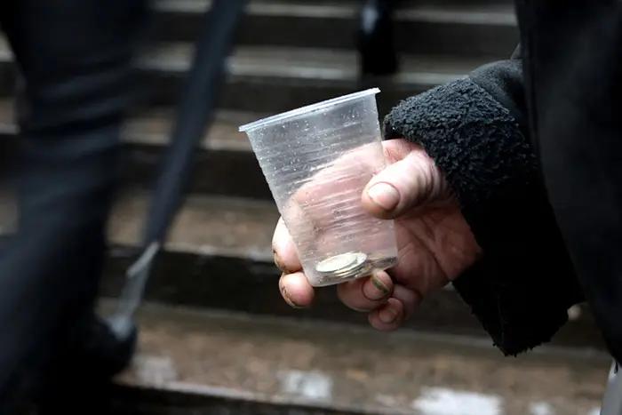 В Кыргызстане предлагают наказывать за попрошайничество на дорогах