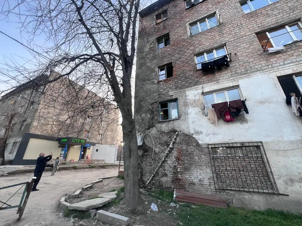 Бишкектин Фучик көчөсүндөгү турак үй авариялык абалда экени аныкталды