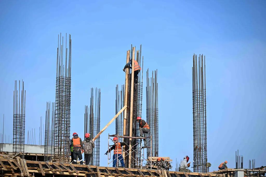 Глава кабмина ознакомился с ходом строительства объектов в Таласе