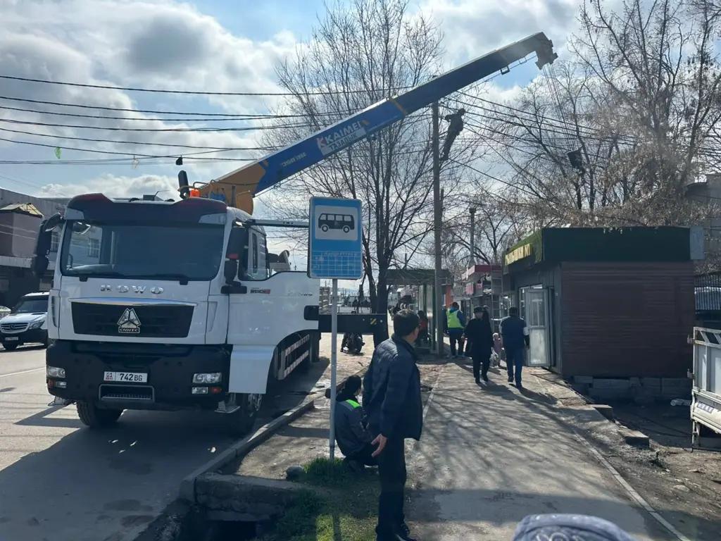 В Бишкеке продолжается демонтаж незаконных павильонов