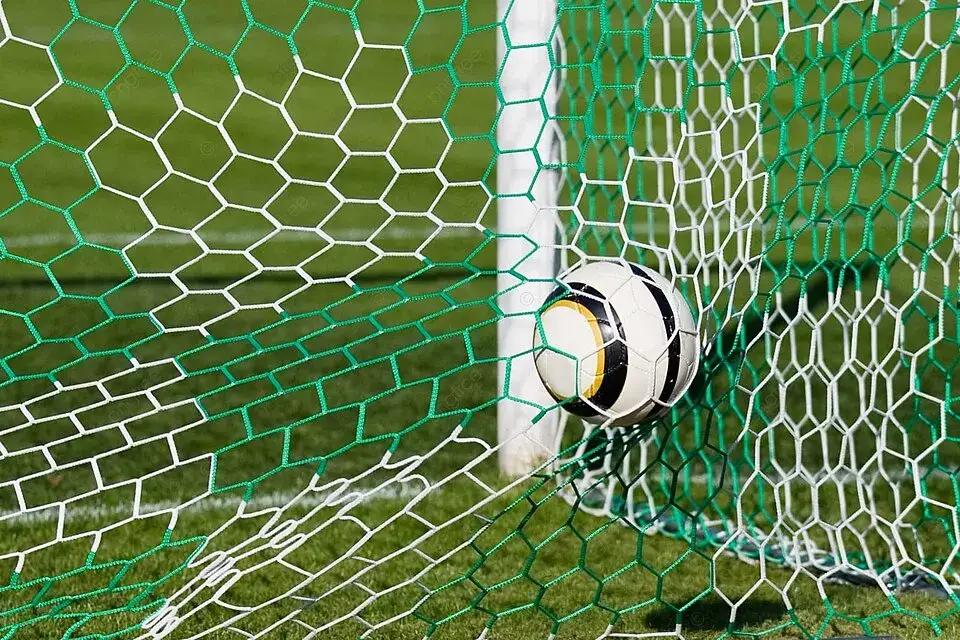 В Кызыл-Кие открыли футбольное поле и воркаут-площадку