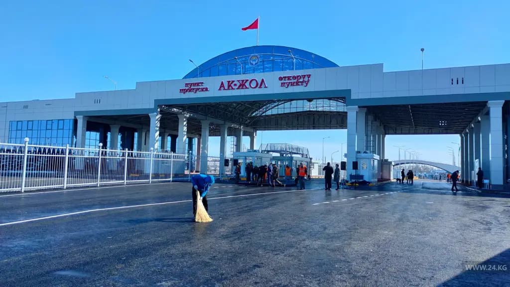 Автоунаасына кошумча жабдык орнотуп, чек арадан бензин ташыган айдоочу аныкталды