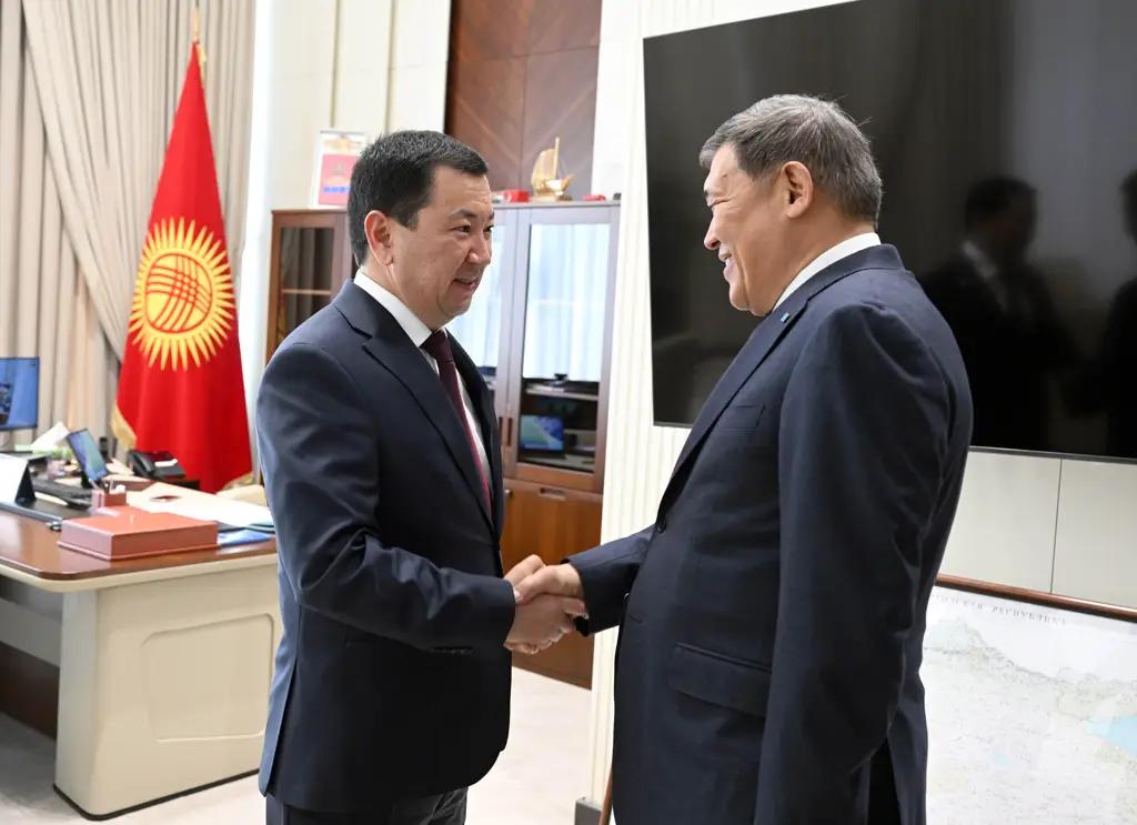 Эрлист Акунбеков обсудил с послом Казахстана расширение кыргызско-казахского сотрудничества