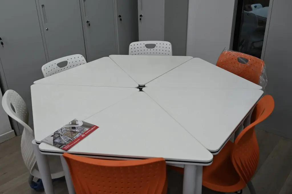 Местные производители обеспечат новые школы партами и столами