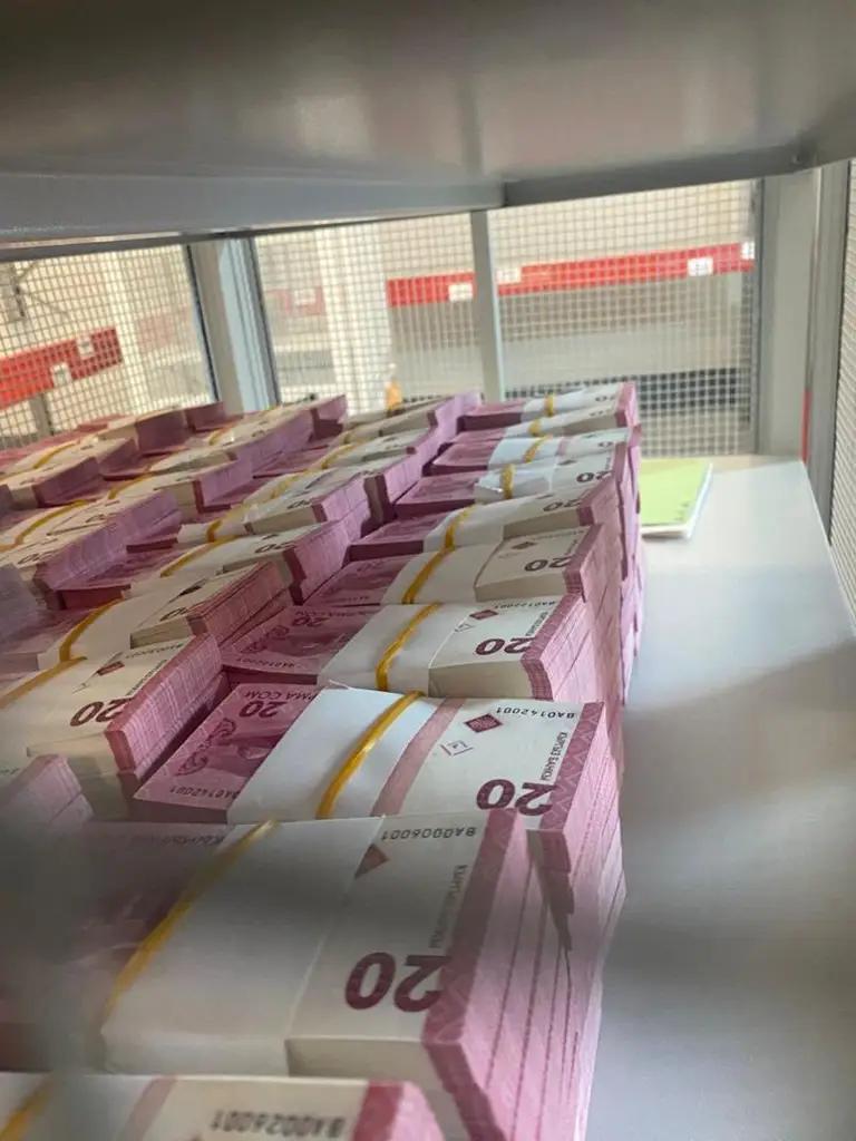 Кыргызстан начал самостоятельно печатать сом. Жапаров назвал событие историческим