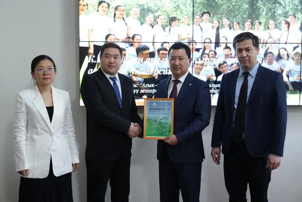 Кытай Кыргызстанга айыл чарба иштеринде колдонулуучу 12 дронду кайтарымсыз негизде берди