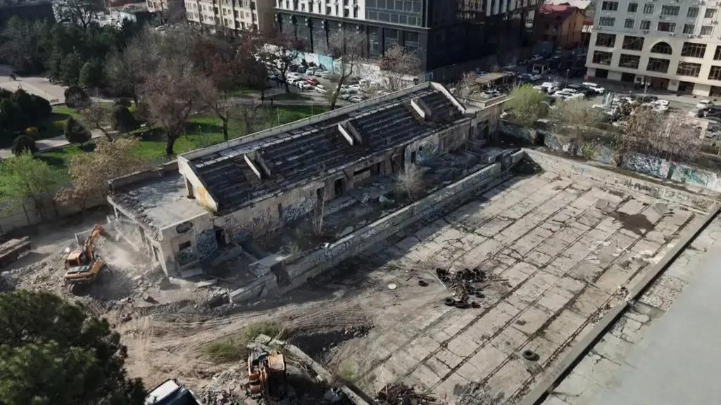 Бишкекте Спорт Ордосунун бассейни буздурулууда