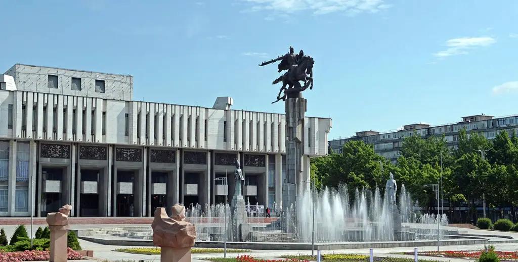 Бишкектеги филармониянын алдындагы фонтандар жаңыланат