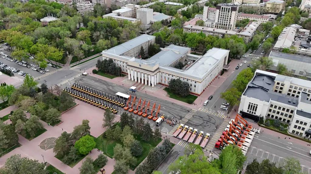 Адылбек Касымалиев передал агросектору 63 единицы техники для ирригации