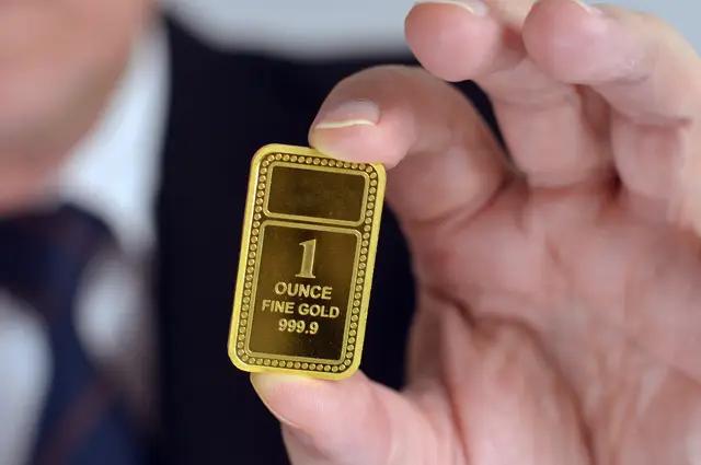 The price of an ounce of gold fell by more than 2,600 KGS in a single day