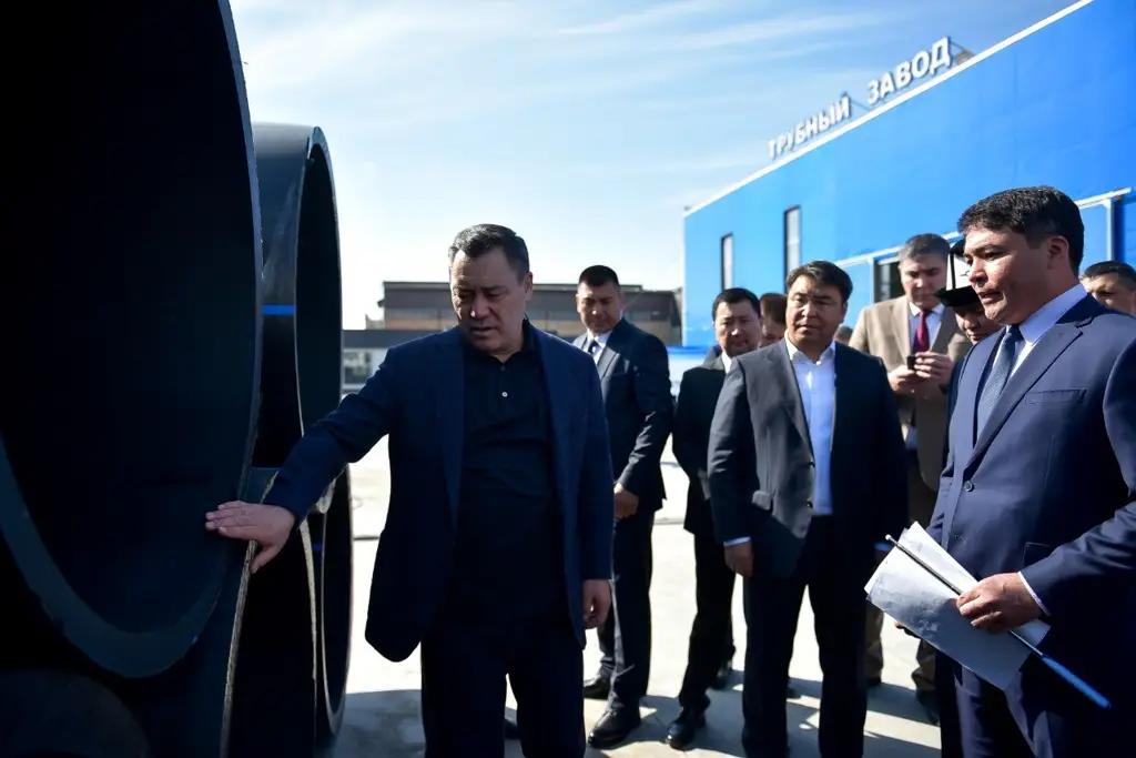 Садыр Жапаров посетил предприятие по производству полимерных труб в Оше