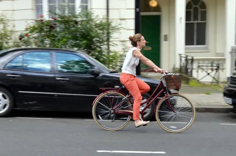 Цена на топливо в Кыргызстане дорожает, но пересесть на велосипед стало тоже дороже