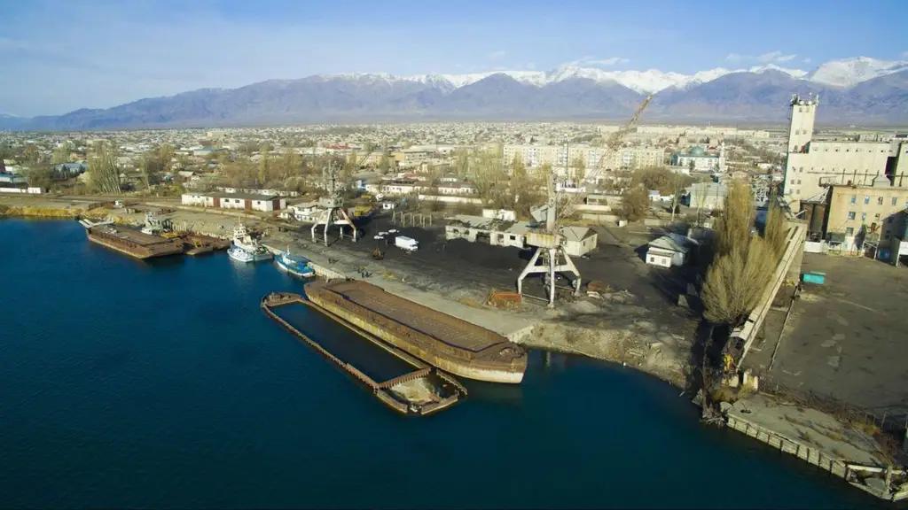 Кабмин скорректировал передачу портов «Кыргызкомур» в Балыкчы