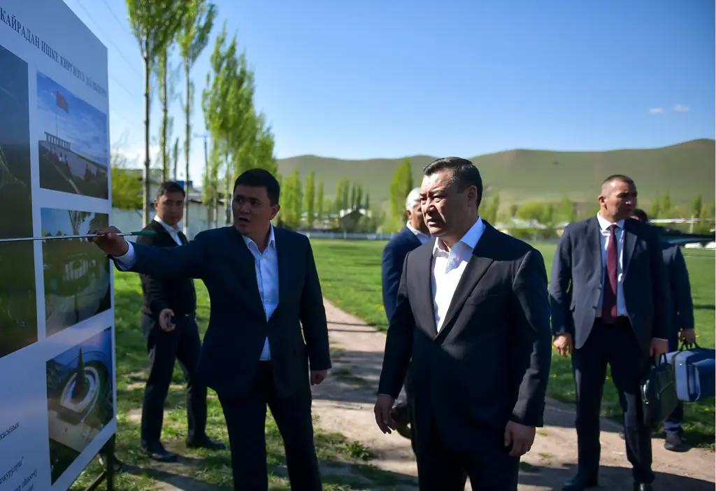 В Кара-Кульджинском районе обновляют два парка и стадион